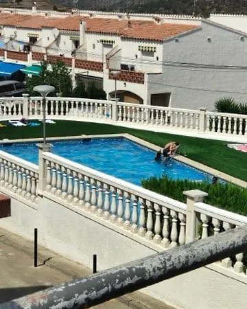 Maison Dans Piscine Casa de Férias Roses