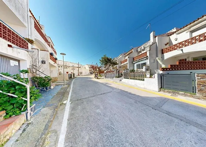 Maison Dans Piscine بيت للعطل روساس